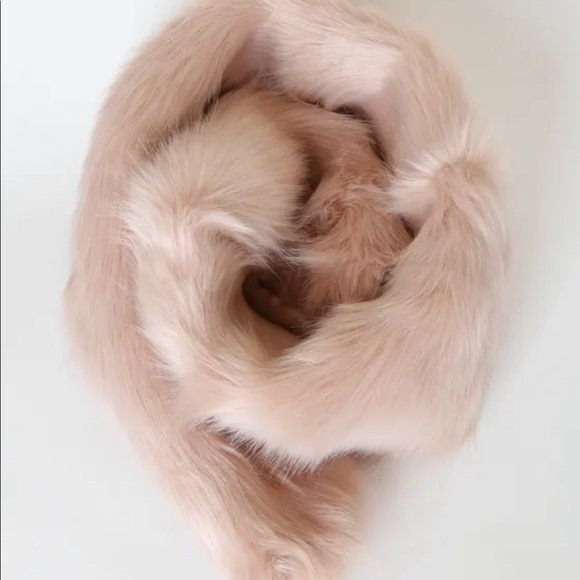 Nwot lulus faux fur stole - white - Picture 4 of 7
